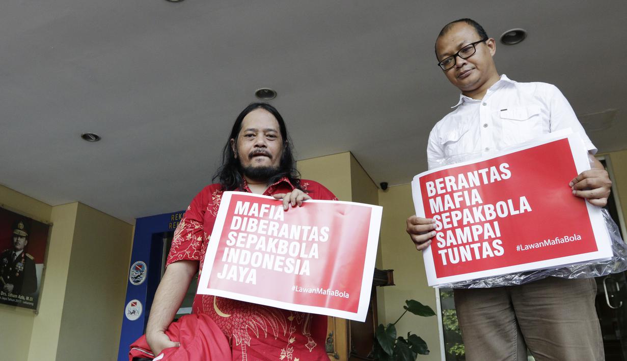 Aktivis Indonesia Football Community, Emerson Yuntho dan Ignatius Indro, menyambangi Polda Metro Jaya, Jakarta, Jumat (28/12). Mereka menyatakan mendukung Satgas Anti Mafia Sepak Bola memberantas mafia sepak bola. (Bola.com/M Iqbal Ichsan)