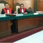 Terdakwa ZA saat menjalani persidangan yang digelar hari ini, Selasa (3/4/2018), di Ruang Tirta 2, Pengadilan Negeri Surabaya. (suarasurabaya.net/Anggi)