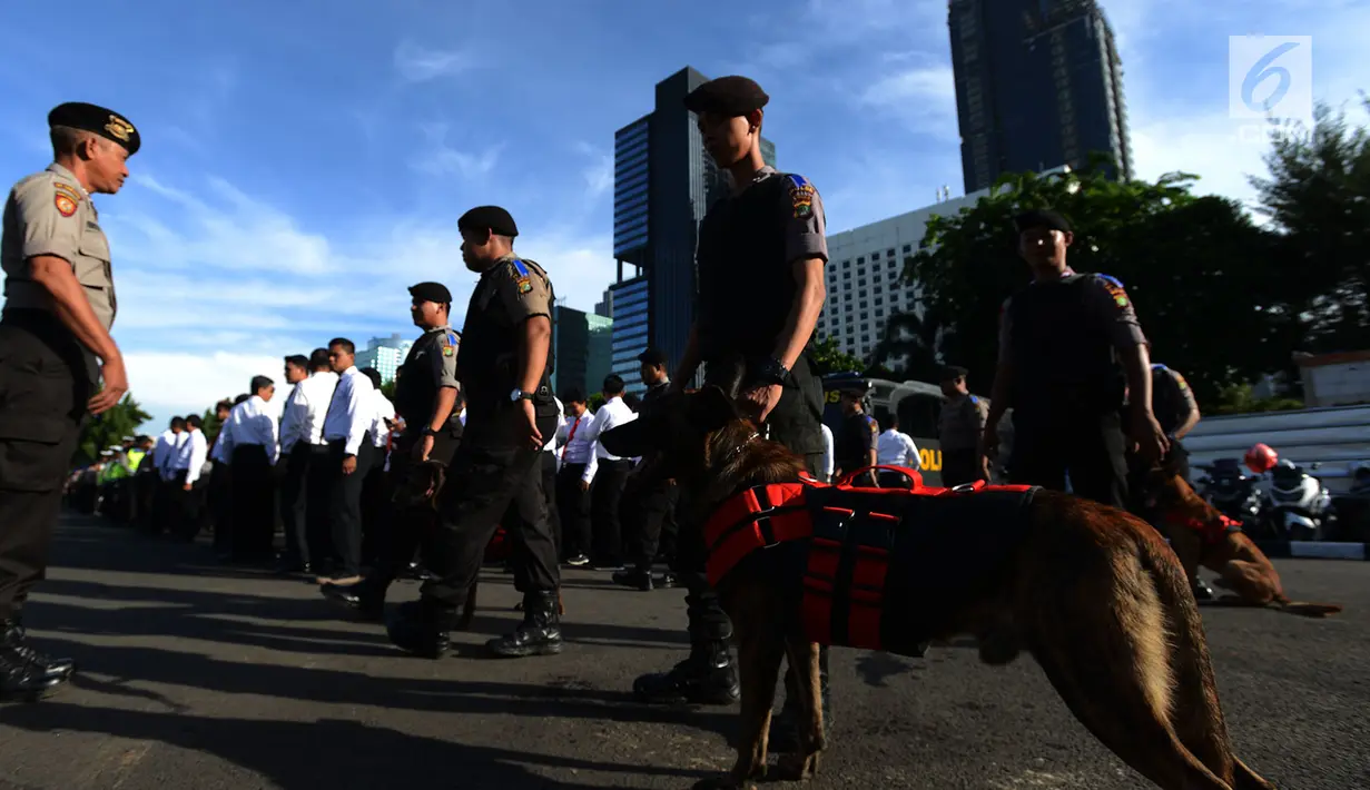 Polisi berbaris saat mengikuti Apel Operasi Lilin 2018 di lapangan Polda Metro Jaya, Jakarta, Jumat (21/12). Operasi digelar dalam rangka pengamanan Natal 2018 dan Tahun Baru 2019. (Merdeka.com/Imam Buhori)
