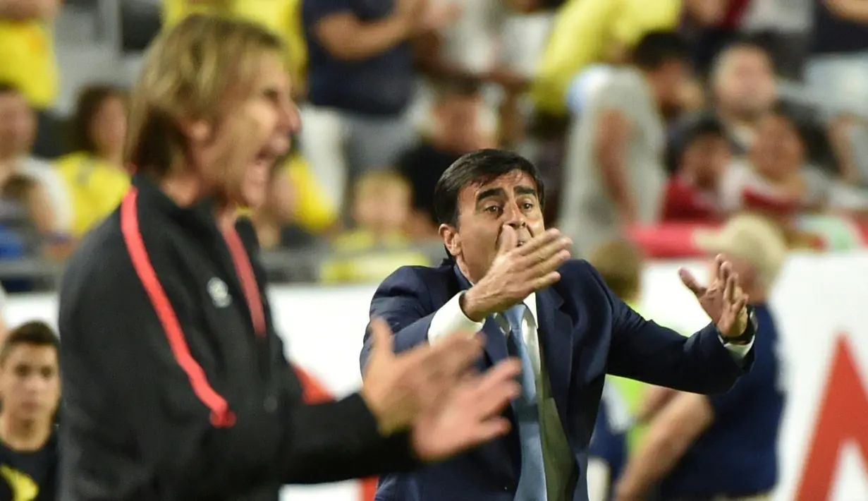 Pelatih Ekuador, Gustavo Quinteros (kanan) dan pelatih Peru, Ricardo Gareca memberikan instruksi kepadan pemainnya dpada babak penyisihan grup B Copa America Centenario 2016 di Glendale, Arizona, AS, (9/6/2016) WIB. (AFP/Nelson Almeida)