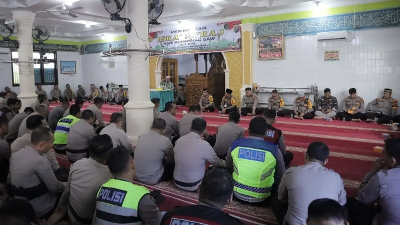Personel Polres Kampar memperingati Isra Mikraj untuk mengingat bagaimana perintah salat wajib diturunkan kepada Nabi Muhammad SAW.