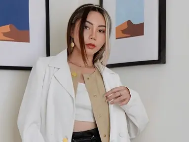 Memadukan blazer putih, penampilan Kyra Nayda satu ini bisa dijadikan Inspirasi. Pasalnya, dirinya terlihat tampil semi formal namun tetap stylish. (Liputan6.com/IG/@kyranayda)