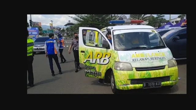 Mobil Ambulans Nekat Terobos One Way di Puncak, Bogor membawa rombongan wisatawan.