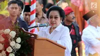 Ketum PDIP Megawati Soekarnoputri memberikan sambutan pada peresmian Patung Proklamator RI Soekarno "Putra Sang Fajar" di Kota Blitar, Selasa (6/6). Patung perunggu itu memiliki ketinggian sembilan meter dengan berat lima ton. (Liputan6.com/Johan Tallo)
