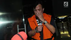 Pengusaha penyuap Bupati Kepulauan Talaud Sri Wahyumi, Bernard Hanafi menuju mobil tahanan usai menjalani pemeriksaan di gedung KPK, Jakarta, Rabu (1/5/2019). Bernard Hanafi ditahan KPK sebagai tersangka kasus suap proyek revitalisasi pasar di Kabupaten Kepulauan Talaud. (merdeka.com/Dwi Narwoko)