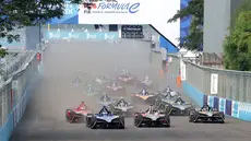 Pembalap saat beraksi pada ajang Formula E 2023 di Jakarta International e-Prix Circuit, Sabtu (3/6/2023). Pascal Wehrlein menjadi yang tercepat setelah melahap 36 lap dengan catatan waktu 42 menit 21,995 detik. (Bola.com/M Iqbal Ichsan)