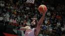 Pemain Timnas Basket Lebanon, Ali Haidar berusaha mencetak poin saat laga final FIBA Asia Cup 2022 antara Timnas Basket Lebanon melawan Timnas Basket Australia di Istora Senayan, Jakarta, Minggu (24/7/2022). Australia menang atas Lebanon 75-73. (Bola.com/Bagaskara Lazuardi)