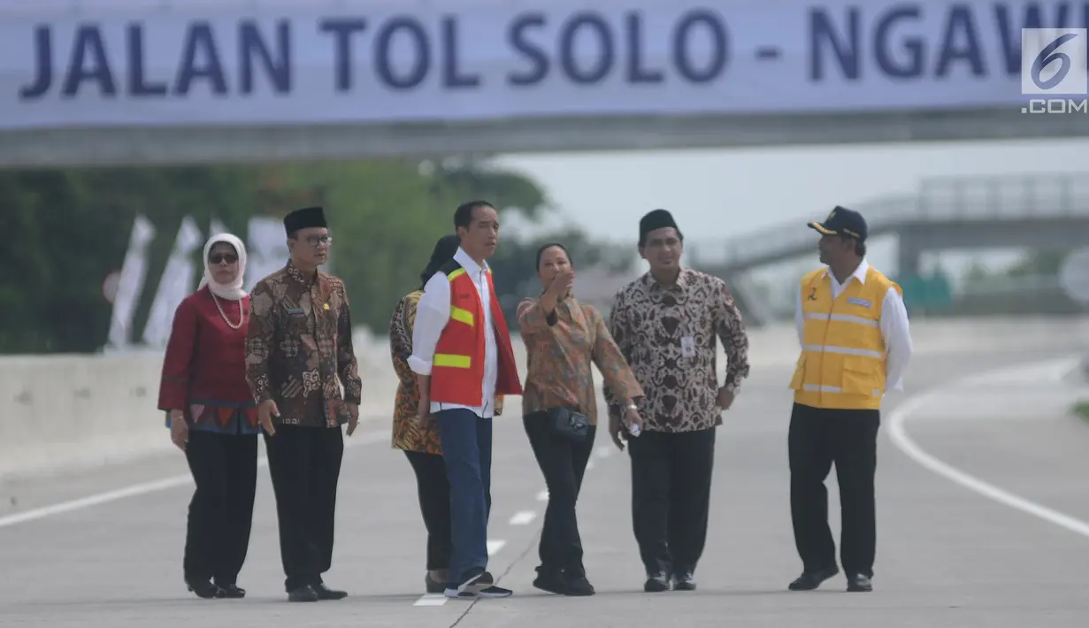 Presiden Joko Widodo didampingi Menteri BUMN Rini Soemarno (tengah) dan Wakil Gubernur Jawa Tengah Taj Yasin Maimoen (kedua kanan) saat peresmian ruas  Tol Sragen-Ngawi di kilometer 538 jalan tol Solo-Ngawi, Rabu (28/11). (Liputan6.com/Angga Yuniar)
