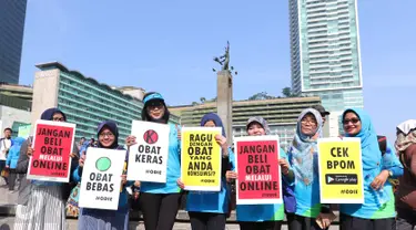 BPOM (Badan Pengawas Obat dan Makanan) melakukan kampanye anti obat ilegal di arena Car Free Day, Bundaran HI Jakarta, Minggu (21/8). Mereka memperingatkan warga untuk waspada terhadap penggunaan obat palsu tanpa izin edar. (Liputan6.com/Angga Yuniar)