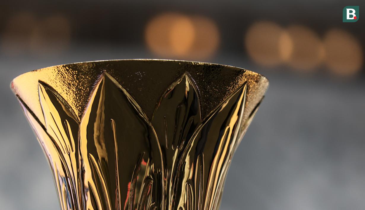 Trofi Piala Dunia Basket atau sering disebut Naismith Trophy saat dipajang pada peresmian Indonesia Arena pada Senin (07/08/2023) di Senayan, Jakarta. (Bola.com/Bagaskara Lazuardi)