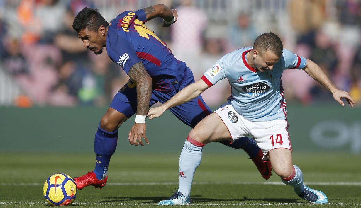 Gelandang Barcelona, Paulinho, berusaha melewati gelandang Celta Vigo, Stanislav Lobotka, pada laga La Liga Spanyol di Stadion Camp Nou, Katalonia, Sabtu (2/12/2017). Kedua klub bermain imbang 2-2. (AP/Manu Fernandez)