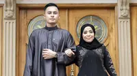 Muzdalifah dan Fadel Islami pakai gamis (Sumber: Instagram/butikalharamainofficial)