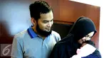 Teuku Wisnu dan Shireen Sungkar saat menggendong bayi seusai jumpa pres lahiran anak ke dua di RS Pondok Indah, Jakarta, Rabu (27/7). Shireen Sungkar melahirkan anak ke dua dengan panjang 50 cm dan beratnya 3,4 kg. (Liputan6.com/Herman Zakharia)