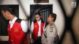 Musisi Marcello Tahitoe bersiap jalani sidang perdana kasus penyalahgunaan narkoba di PN Jakarta Selatan, Selasa (31/10). Ello dan rekannya Maradona didakwa JPU telah menyalahgunakan narkoba jenis ganja di wilayah Jaksel. (Liputan6.com/Immanuel Antonius)