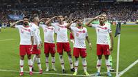 Para pemain Turki memberi hormat ketika mereka merayakan gol ke gawang Prancis selama pertandingan Grup H Kualifikasi Piala Eropa 2020 di Stade de France di Saint Denis, utara Paris (14/10/2019). Dengan Hasil ini kedua tim memilki poin sama 19. (AP Photo/Thibault Camus)