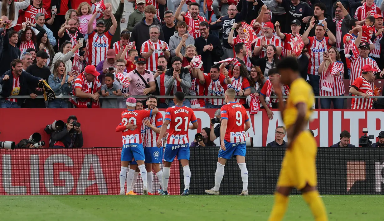 Para pemain Girona merayakan gol yang dicetak oleh Portu ke gawang Barcelona pada laga pekan ke-34 Liga SPanyol di Stadion Montilivi, Sabtu (4/2/2024). Girona menang dengan skor 4-2. (AFP/Lluis Gene)