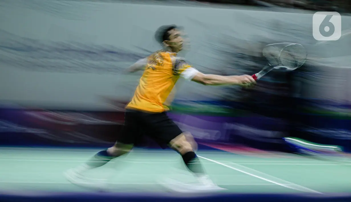 Pebulu tangkis tunggal putra Indonesia Jonatan Christie memukul kok ke arah tunggal putra China Zhao Jun Peng pada babak 16 besar Indonesia Open 2022 di Istora Senayan, Jakarta, Kamis (16/6/2022). Jonatan Christie atau akrab disapa Jojo menyerah 12-21, 21-18, 14-21. (Liputan6.com/Faizal Fanani)