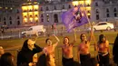 Para wanita bertelanjang dada memperingati Hari Anti Kekerasan Perempuan di Santiago, Chile (25/11). Aksi ini menyimbolkan kondisi perempuan di Chile yang semakin banyak menjadi korban kekerasan maupun pelecehan seksual. (REUTERS/Pablo Sanhueza)