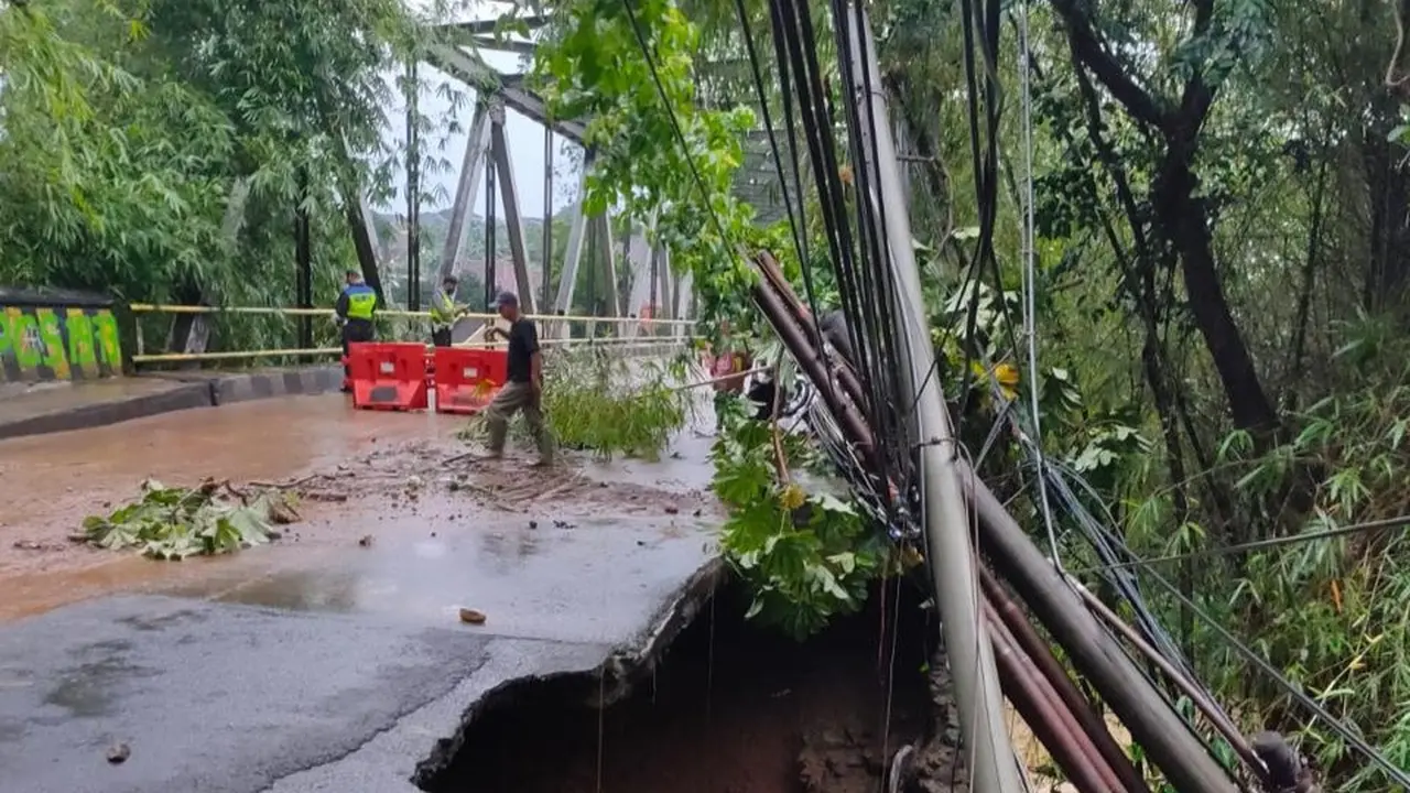 Jalan amblas terseret longsor akibat hujan deras di Kelurahan Loji, Bogor Barat