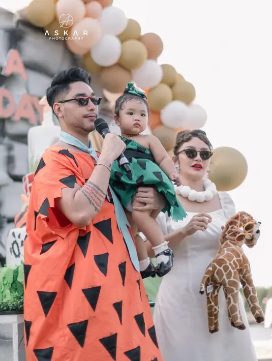 "Alhamdulillah Xarena udah menginjak usia 1 tahun, minta doanya yaaa, supaya xarena selalu diberikan kesehatan, tumbuh menjadi anak yang pintar, selalu bahagia dan bisa menyebarkan kebahagiaan pada orang banyak di sekitarnya,"  tulis krisjianabah sebagai keterangan foto yang diunggah. [Instagram/krisjianabah]