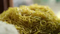 Mi kuning basah termasuk jenis makanan yang paling sering bercampur formalin selain tahu dan bakso. (Liputan6.com/M. Khadafi)