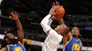 Pemain Denver Nuggets, Randy Foye #4 melakukan tembakan saat dihalau para pemain Golden State Warriors  pada lanjutan NBA 2015-2016 di Pepsi Center, Minggu, (23/11/2015) (AFP Photo/ Doug Pensinger/Getty Images/AFP)