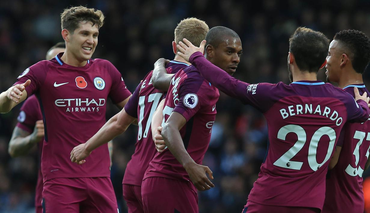 Para pemain Manchester City merayakan gol yang dicetak Fernandinho ke gawang West Bromwich pada laga Premier League di Stadion The Hawthorns, West Bromwich, Sabtu (28/10/2017). West Bromwich kalah 2-3 dari City. (AFP/Lindsey Parnaby)