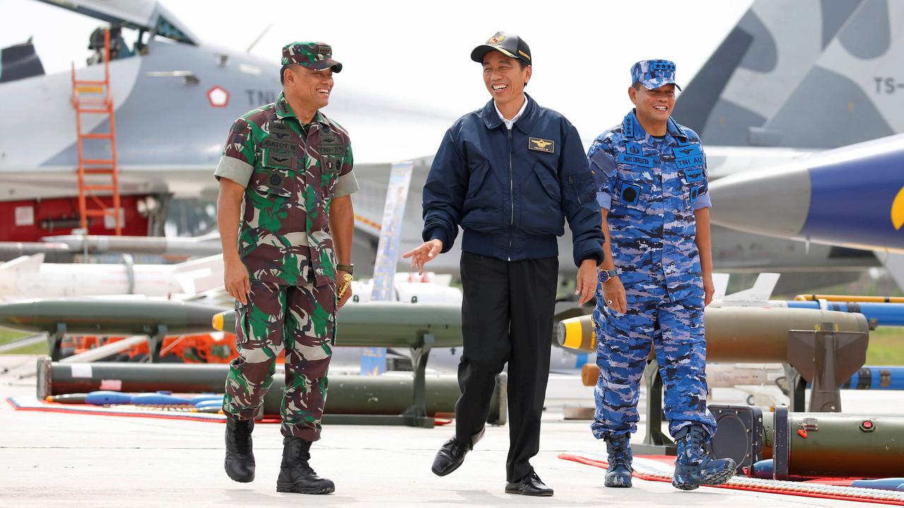 20161006-Jokowi-Jajal-Jet-Tempur-Sukhoi-Riau-Reuters