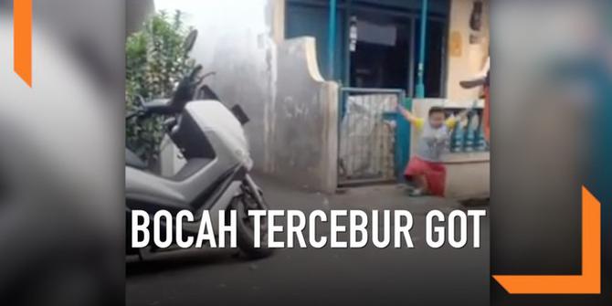 VIDEO: Niat Hindari Petasan, Bocah Malah Tercebur Got