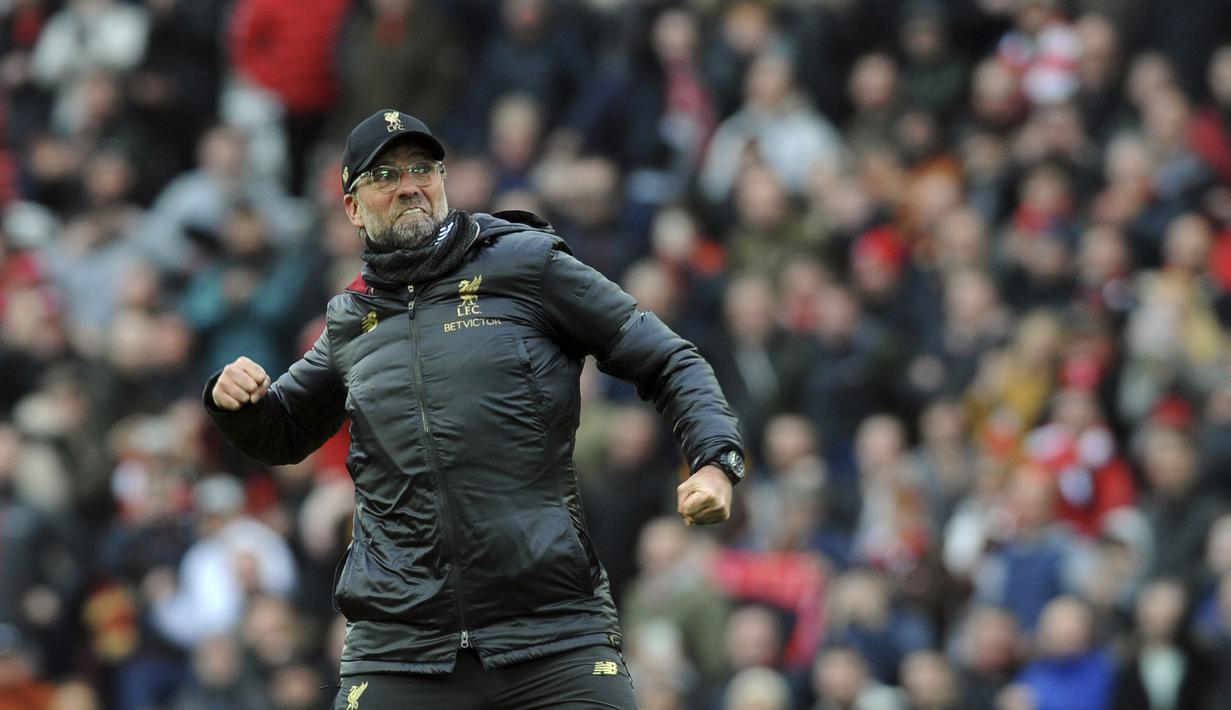 Pelatih Liverpool, Juergen Klopp, merayakan kemenangan atas Chelsea pada laga Premier League di Stadion Anfield, Minggu (14/4). Liverpool menang 2-0 atas Chelsea. (AP/Rui Vieira)