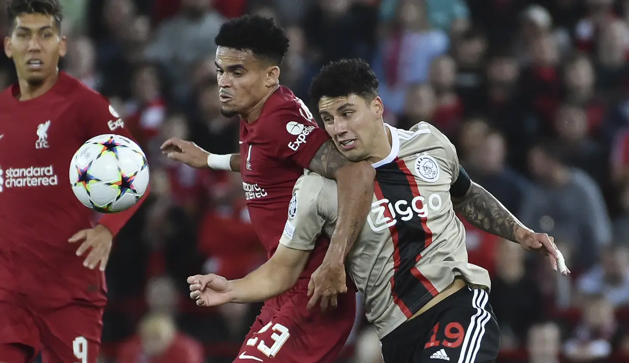 Penyerang Liverpool Luis Diaz berebut bola dengan bek Ajax Amsterdam Jorge Sanchez pada pertandingan kedua Grup A Liga Champions 2022/2023 di Stadion Anfield, Rabu (14/9/2022) dini hari WIB. Liverpool menang susah payah saat menjamu Ajax berkat gol menit akhir bek Joel Matip. (AP Photo/Rui Vieira)