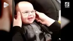 Seorang bayi menunjukkan ekspresi yang menggemaskan saat melihat ibunya untuk pertama kalinya.
