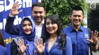 Sejumlah artis dari Partai NasDem mendaftarkan diri menjadi bakal calon legislatif (bakal caleg) ke Komisi Pemilihan Umum (KPU) RI, Jakarta, Senin (16/7). Total ada 576 bakal caleg DPR RI yang didaftarkan untuk 80 dapil. (Liputan6.com/Angga Yuniar)