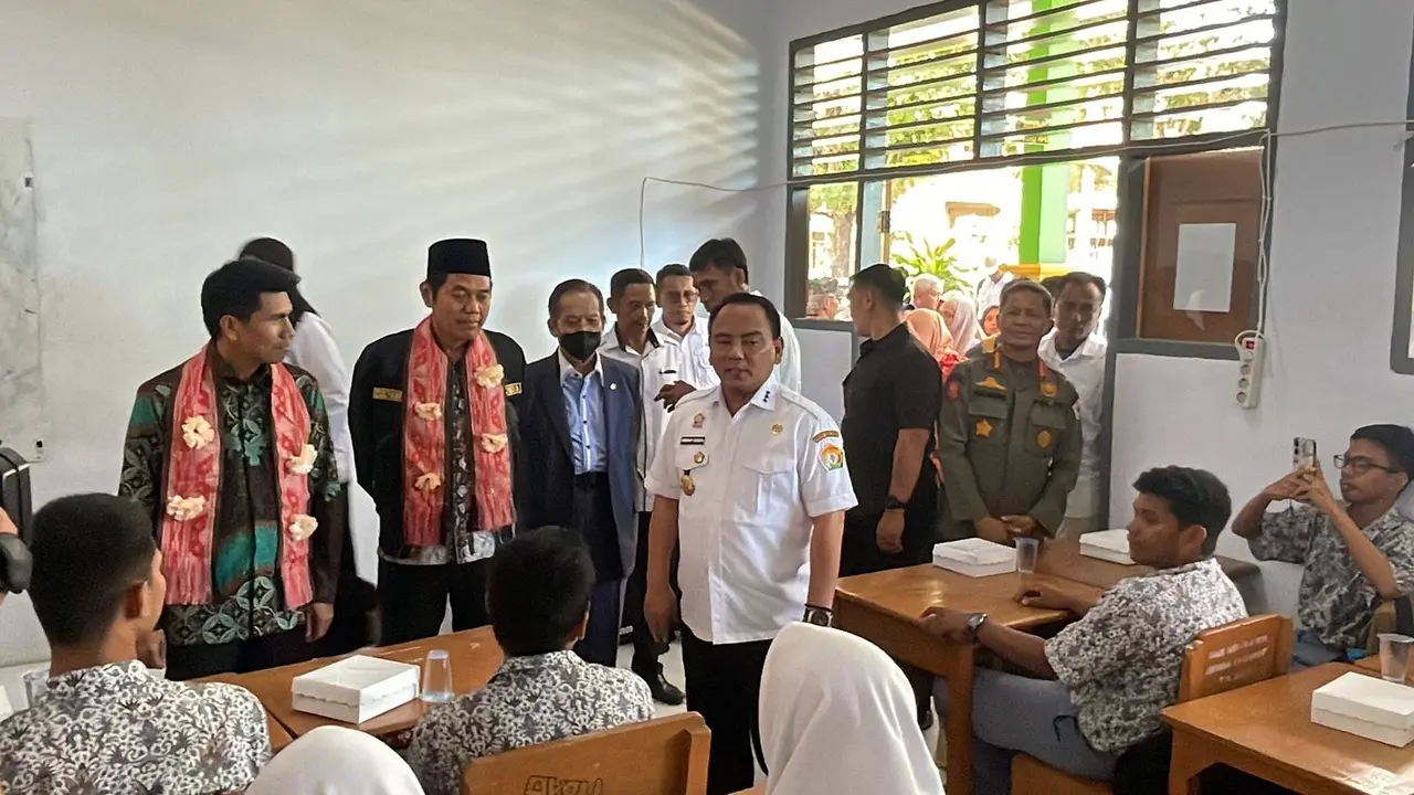 Wakil Ketua Fraksi Gerindra Komisi I DPR RI Bahtra Banong dan Pj Gubernur Sultra Andap Budhi Revianto saat meninjau program makan siang bergizi gratis, Rabu (6/11/2024).