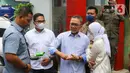 Menteri Perdagangan Zulkifli Hasan (kedua kanan) saat meninjau harga bahan pokok di Pasar Cibubur, Jakarta, Kamis (16/6/2022). Kunjungan tersebut dilakukan untuk melihat dan memantau langsung harga bahan pokok guna memastikan harga stabil menjelang Hari Raya Idul Adha 1443 Hijriah. (Liputan6.com/Herman Zakharia)