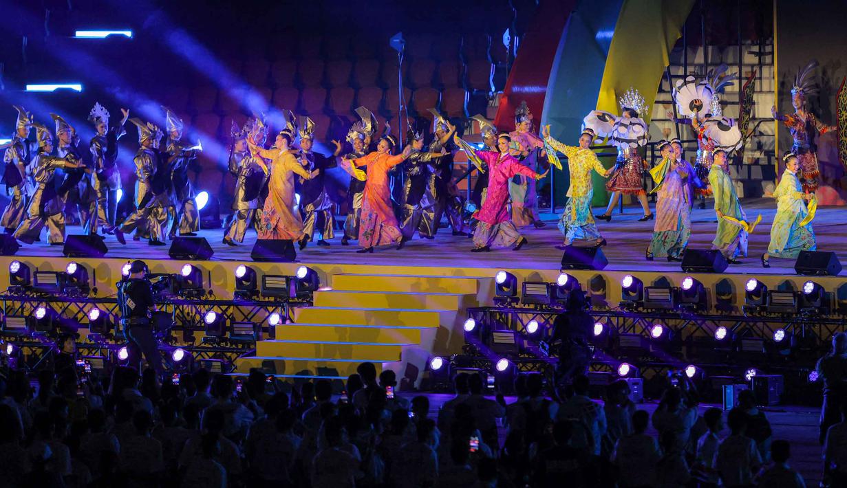 Pertunjukan tarian dan nyanyian ala Melayu khas negeri jiran, Malaysia ditampilkan untuk menyambut pelaksanaan SEA Games 2027. Tampak dalam foto, tarian khas Malaysia ditampilkan saat upacara penutupan SEA Games 2025 di Rajamangala Stadium, Bangkok, Thailand, Sabtu (20/12/2025). (Bola.com/Bagaskara Lazuardi)