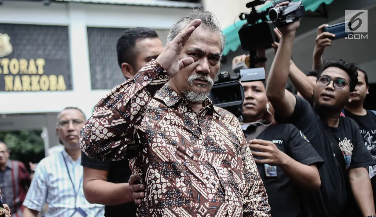 Tersangka kasus narkoba yang juga aktor senior Tio Pakusadewo menyapa awak media sebelum dibawa Kejaksaan Negeri Jakarta Selatan di Direktorat Reserse Narkoba Polda Metro Jaya, Jakarta, Selasa (3/4). (Liputan6.com/Faizal Fanani)