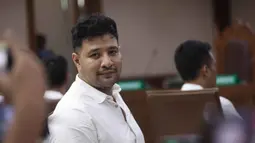 Sidang putusan itu dibacakan majelis hakim Pengadilan Negeri Jakarta Pusat, Kamis, 23 April 2026. Tampak dalam foto, terdakwa kasus peredaran narkotika di dalam Rumah Tahanan (Rutan) Salemba, Muhamad Ammar Akbar alias Ammar Zoni, sesaat sebelum mengikuti sidang pembacaan putusan di Pengadilan Negeri Jakarta Pusat, Kamis (23/4/2026). (Kapanlagi.com/Budy Santoso)
