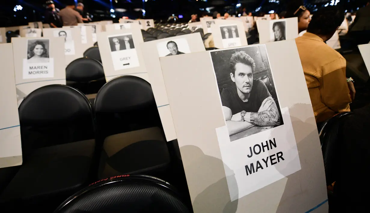 Foto penyanyi John Mayer tertempel di tempat duduk untuk perhelatan Grammy Awards 2019 di Staples Center, Los Angeles, Kamis (7/2). Grammy Awards ke-61 diadakan pada 10 Februari pukul 20.00 waktu setempat. (Kevin Winter/Getty Images for NARAS/AFP)