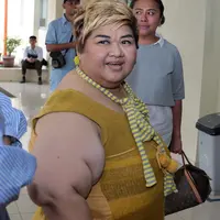 Rekan selebritis jenguk Julia Perez di RSCM (Deki Prayoga/bintang.com)