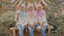 Keseharian Rizka Rizke dan Rizki memang menarik untuk disimak. Seperti momen jalan-jalan bersama. Uniknya, mereka sama-sama pakai outfit putih dan celana jeans namun hijab yang dikenakan ketiga warna berbeda. (Liputan6.com/IG/rizki_rizka_rizke)
