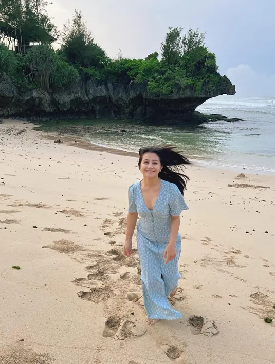 <p>Prilly langsung ke pantai sesaat setelah bangun tidur, tanpa memakai makeup terlebih dahulu. [Foto: Instagram/ prillylatuconsina96]</p>