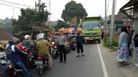 Kemacetan di jalur Bogor-Sukabumi akibat pembangunan jembatan Cisadane, Senin (21/8/2017). (Liputan6.com/Achmad Sudarno)