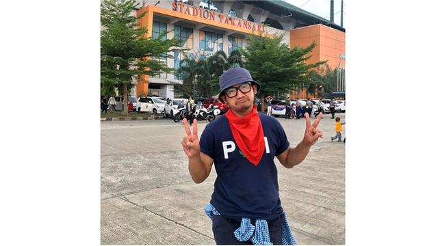 6 Gaya Isa Bajaj Mendukung Persebaya, Bukti Fans Fanatik