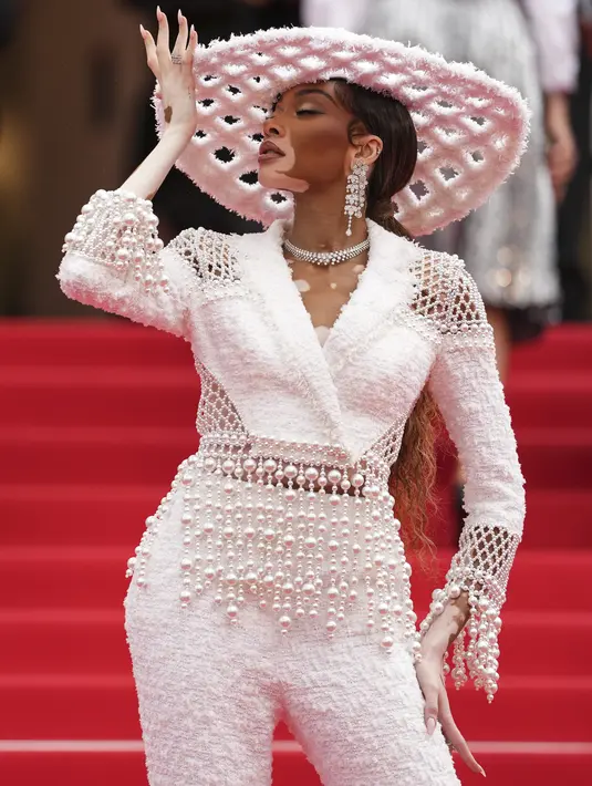 Penampilan Winnie Harlow saat berpose di hadapan fotografer setibanya pada pemutaran perdana film 'The Apprentice' di Festival Film Cannes ke-77, Prancis selatan, Senin (20/5/2024). (Photo by Scott A Garfitt/Invision/AP)