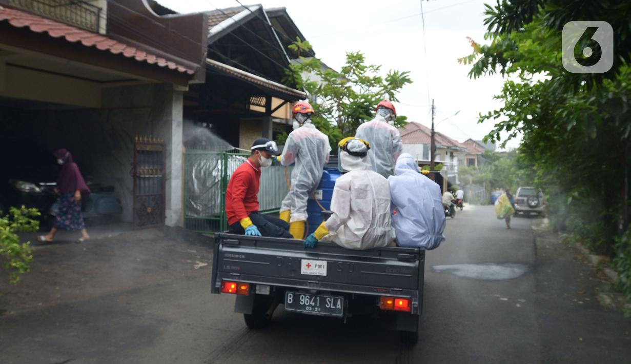 Petugas PMI menyemprotkan cairan disinfektan di Perumahan Ori Pondok Bambu, Jakarta, Kamis (10/2/2022). Penyemprotan ini dilakukan pada lingkungan perumahan sebagai upaya untuk menekan angka penyebaran Virus Covid-19 varian Omicron yang terus meningkat. (merdeka.com/Imam Buhori)