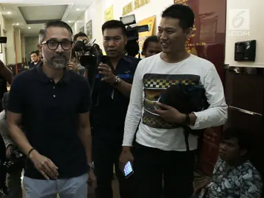 Aktor Lukman Sardi mendatangi Polres Metro Jakarta Selatan, Jumat (4/8). Kedatangan Lukman untuk menjenguk rekan sekaligus temannya, Tora Sudiro yang ditahan terkait dugaan kepemilikan 30 butir Dumolid (Liputan6.com/Herman Zakharia)