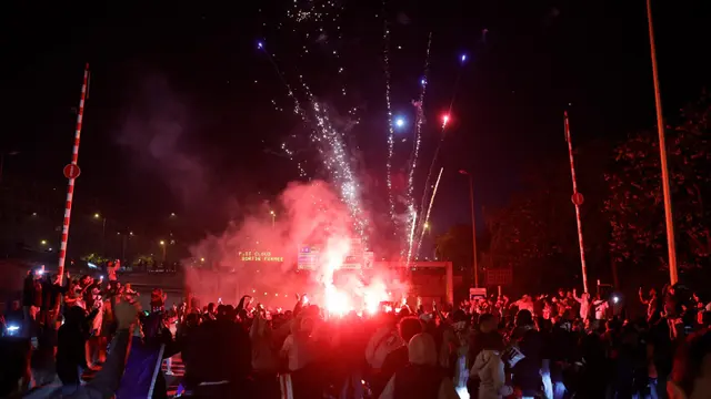 Nyala Suar dan Kembang Api Warnai Perayaan Lolosnya PSG ke Final Liga Champions