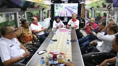 Ketua Gerakan Suluh Kebangsaan Mahfud MD bersama Romo Benny dan para peserta dalam perjalanan hari kedua Jelajah Kebangsaan, Selasa (19/2). Rute Jelajah Kebangsaan ini bermula dari Merak hingga ke Banyuwangi. (Liputan6.com/JohanTallo)
