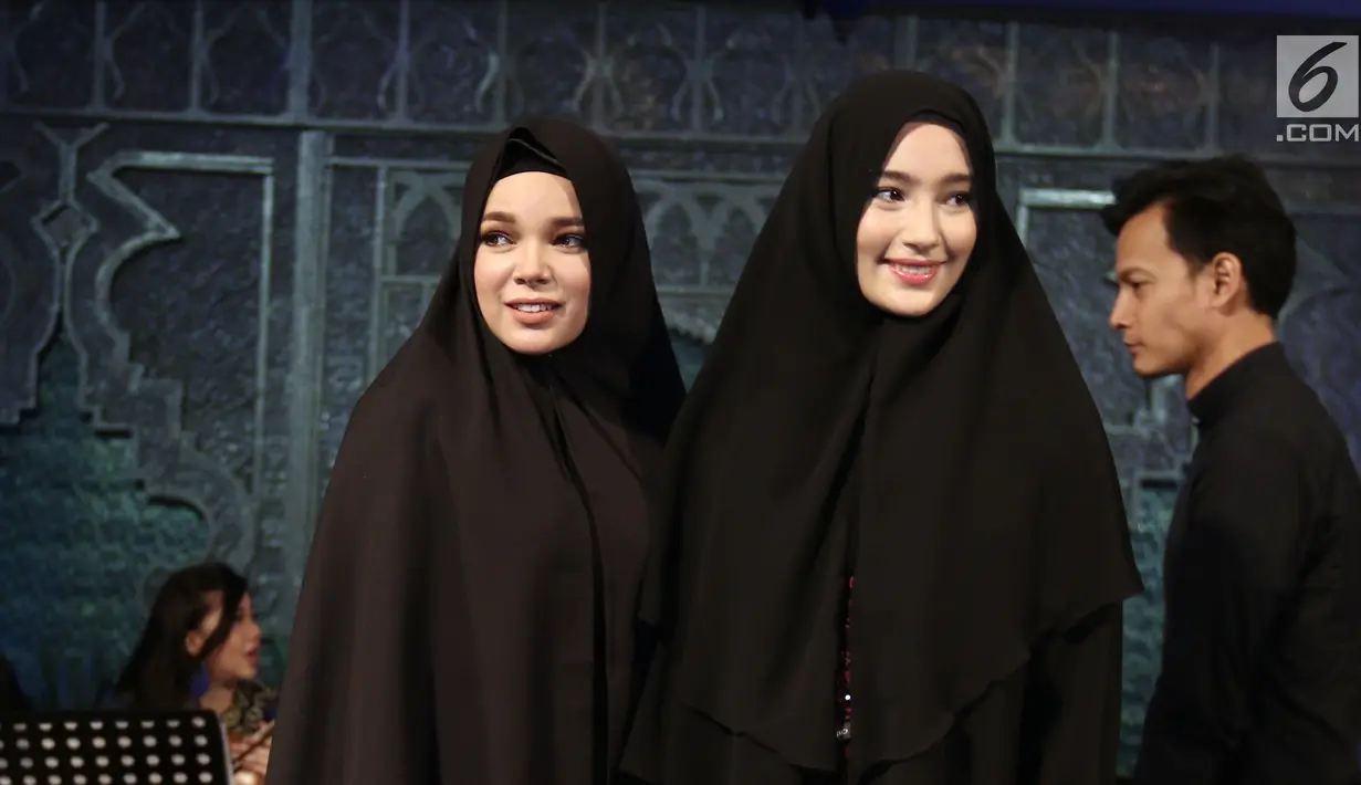 Dewi Sandra dan Tatjana Saphira berpose saat menghadiri Prolog "Ayat-Ayat Cinta 2" di Senayan City, Jakarta, Jumat (7/7). Dewi Sandra dan Tatjana Saphira terpilih sebagai pemain baru di Ayat-Ayat Cinta 2. (Liputan6.com/Herman Zakharia)